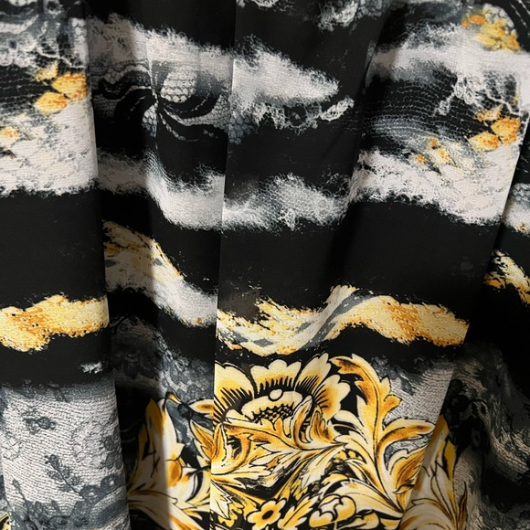 A V-neck sleeveless dress in size 14 - Picture 4 of 5